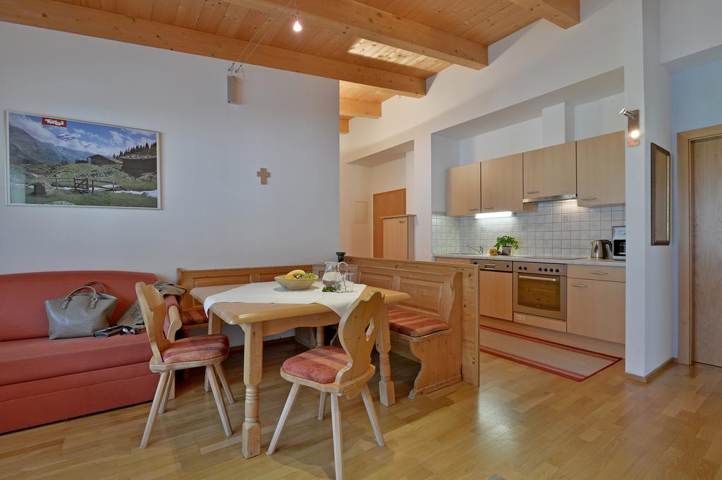 Ferienwohnungen Haus Der Mitte Mayrhofen Camera foto